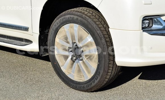Sayi Imported Toyota Land Cruiser White Mota in Import - Dubai a Maseru Sayi Imported Toyota Land Cruiser White Mota in Import - Dubai a Maseru