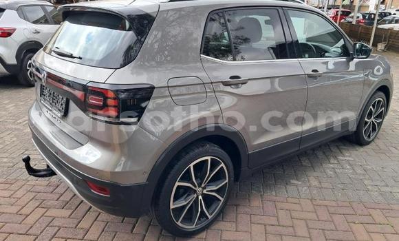 Acheter Occasion Voiture Volkswagen T-Roc Gris à Maseru, Maseru Acheter Occasion Voiture Volkswagen T-Roc Gris à Maseru, Maseru