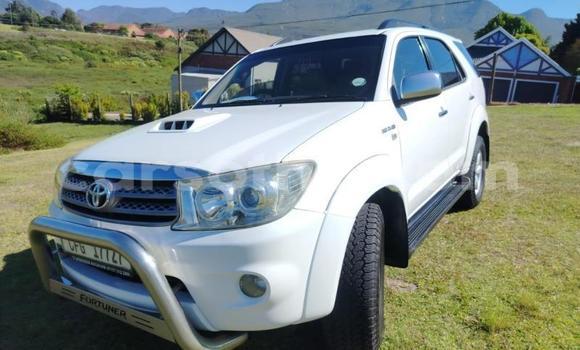 Buy Used Toyota Fortuner White Car in Maseru in Maseru