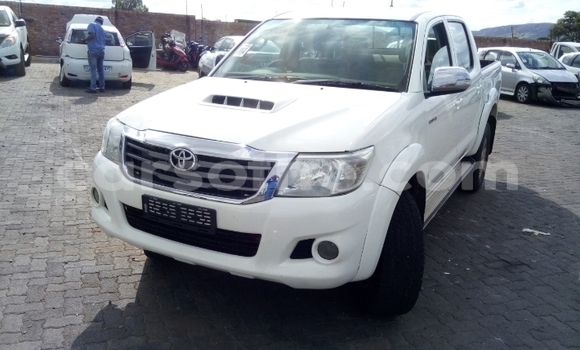 Sayi Na hannu Toyota Hilux White Mota in Hlotse a Leribe Sayi Na hannu Toyota Hilux White Mota in Hlotse a Leribe