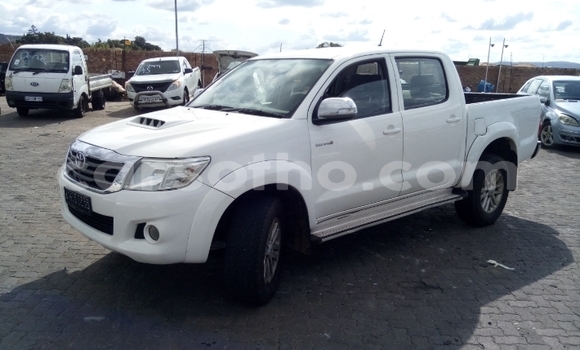 Sayi Na hannu Toyota Hilux White Mota in Hlotse a Leribe Sayi Na hannu Toyota Hilux White Mota in Hlotse a Leribe