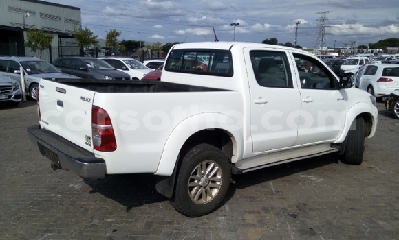 Sayi Na hannu Toyota Hilux White Mota in Hlotse a Leribe Sayi Na hannu Toyota Hilux White Mota in Hlotse a Leribe
