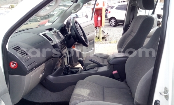 Sayi Na hannu Toyota Hilux White Mota in Hlotse a Leribe Sayi Na hannu Toyota Hilux White Mota in Hlotse a Leribe