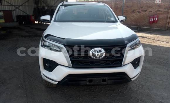Sayi Na hannu Toyota Fortuner White Mota in Mafeteng a Mafeteng Sayi Na hannu Toyota Fortuner White Mota in Mafeteng a Mafeteng