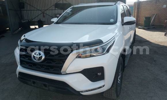 Sayi Na hannu Toyota Fortuner White Mota in Mafeteng a Mafeteng Sayi Na hannu Toyota Fortuner White Mota in Mafeteng a Mafeteng
