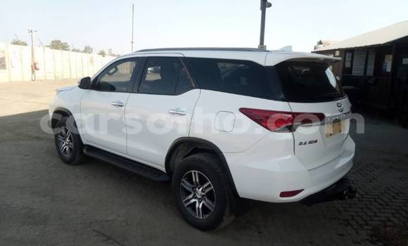 Sayi Na hannu Toyota Fortuner White Mota in Mafeteng a Mafeteng Sayi Na hannu Toyota Fortuner White Mota in Mafeteng a Mafeteng
