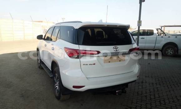 Sayi Na hannu Toyota Fortuner White Mota in Mafeteng a Mafeteng Sayi Na hannu Toyota Fortuner White Mota in Mafeteng a Mafeteng