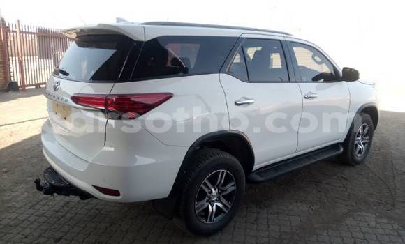 Sayi Na hannu Toyota Fortuner White Mota in Mafeteng a Mafeteng Sayi Na hannu Toyota Fortuner White Mota in Mafeteng a Mafeteng