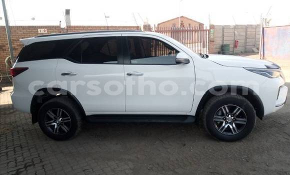 Sayi Na hannu Toyota Fortuner White Mota in Mafeteng a Mafeteng Sayi Na hannu Toyota Fortuner White Mota in Mafeteng a Mafeteng