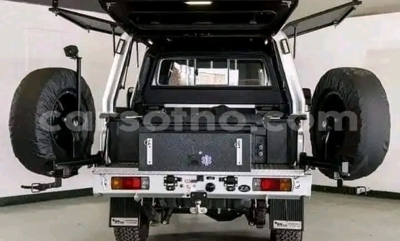 Buy Used Toyota Land Cruiser Silver Car in Maseru in Maseru Buy Used Toyota Land Cruiser Silver Car in Maseru in Maseru