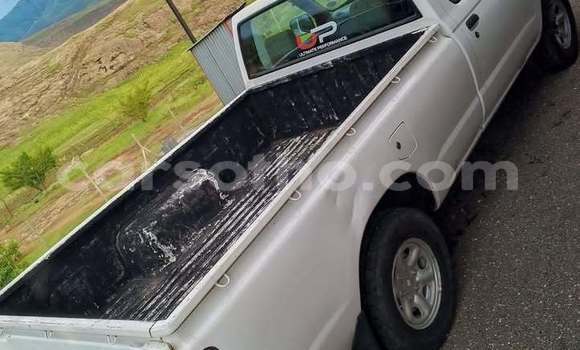 Sayi Na hannu Nissan NP 300 White Mota in Maseru a Maseru Sayi Na hannu Nissan NP 300 White Mota in Maseru a Maseru