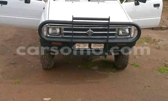 اشتري مستعمل Toyota Hilux White سيارة في Maseru في Maseru
