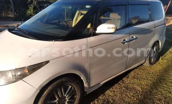 Sayi Na hannu Hyundai Grand Starex White Mota in Maseru a Maseru Sayi Na hannu Hyundai Grand Starex White Mota in Maseru a Maseru