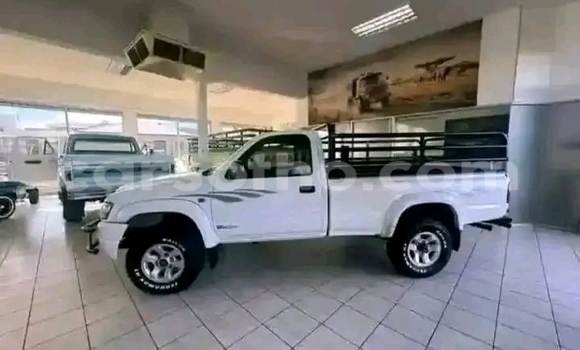 Buy Used Toyota Hilux White Car in Maseru in Maseru Buy Used Toyota Hilux White Car in Maseru in Maseru