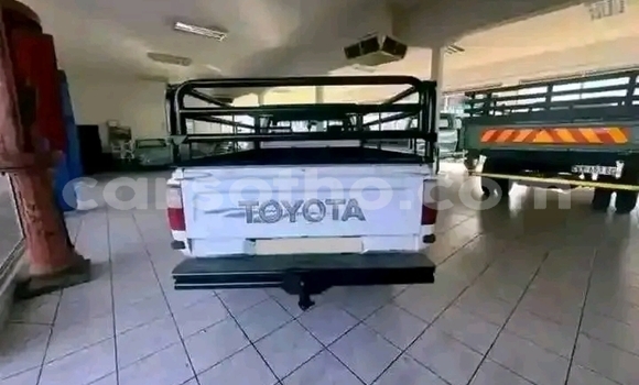 Buy Used Toyota Hilux White Car in Maseru in Maseru Buy Used Toyota Hilux White Car in Maseru in Maseru