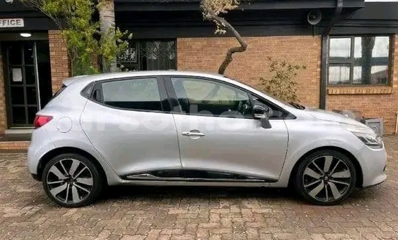 Buy Used Renault Clio Silver Car in Maseru in Maseru Buy Used Renault Clio Silver Car in Maseru in Maseru