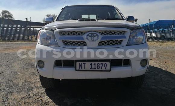 Sayi Na hannu Toyota Hilux White Mota in Maseru a Maseru Sayi Na hannu Toyota Hilux White Mota in Maseru a Maseru