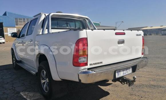 Sayi Na hannu Toyota Hilux White Mota in Maseru a Maseru Sayi Na hannu Toyota Hilux White Mota in Maseru a Maseru