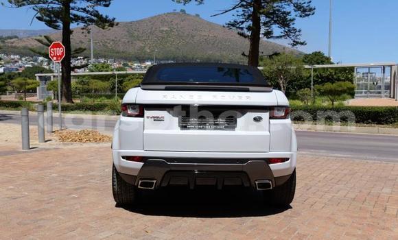 Sayi Na hannu Land Rover Range Rover White Mota in Maseru a Maseru Sayi Na hannu Land Rover Range Rover White Mota in Maseru a Maseru