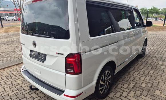 Sayi Na hannu Volkswagen Caravelle White Mota in Maseru a Maseru Sayi Na hannu Volkswagen Caravelle White Mota in Maseru a Maseru