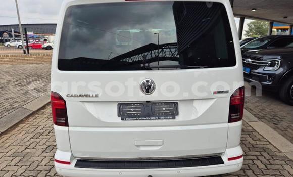 Sayi Na hannu Volkswagen Caravelle White Mota in Maseru a Maseru Sayi Na hannu Volkswagen Caravelle White Mota in Maseru a Maseru