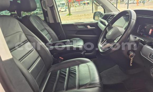 Sayi Na hannu Volkswagen Caravelle White Mota in Maseru a Maseru Sayi Na hannu Volkswagen Caravelle White Mota in Maseru a Maseru