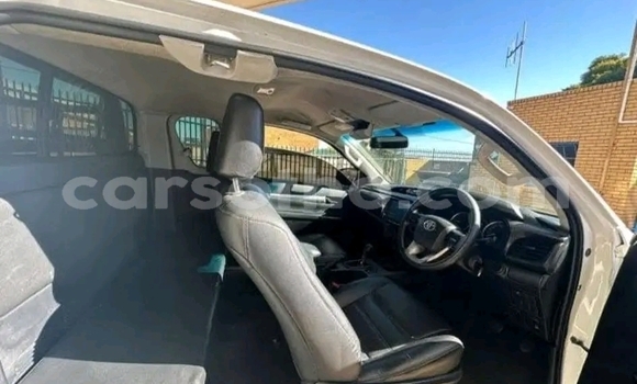 Sayi Na hannu Toyota Hilux White Mota in Maseru a Maseru Sayi Na hannu Toyota Hilux White Mota in Maseru a Maseru