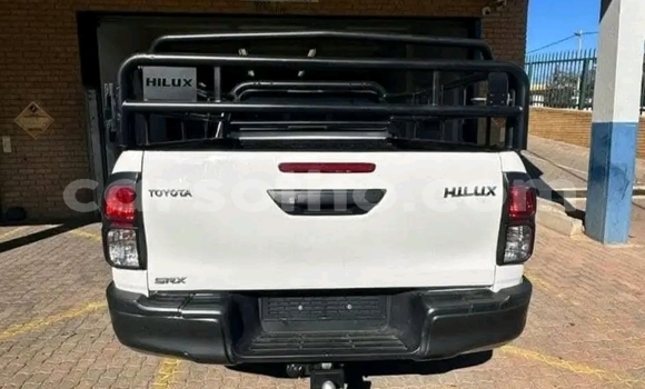 Sayi Na hannu Toyota Hilux White Mota in Maseru a Maseru Sayi Na hannu Toyota Hilux White Mota in Maseru a Maseru