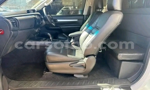 Sayi Na hannu Toyota Hilux White Mota in Maseru a Maseru Sayi Na hannu Toyota Hilux White Mota in Maseru a Maseru