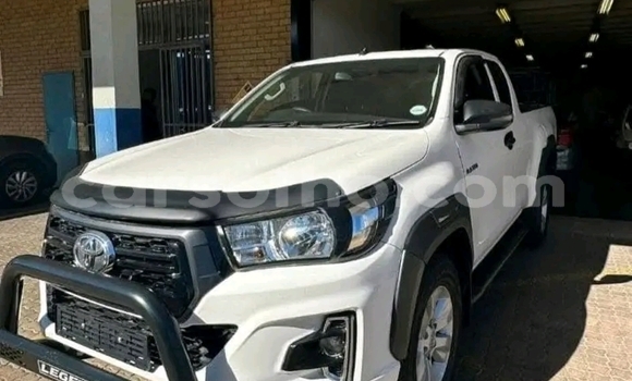 Sayi Na hannu Toyota Hilux White Mota in Maseru a Maseru Sayi Na hannu Toyota Hilux White Mota in Maseru a Maseru