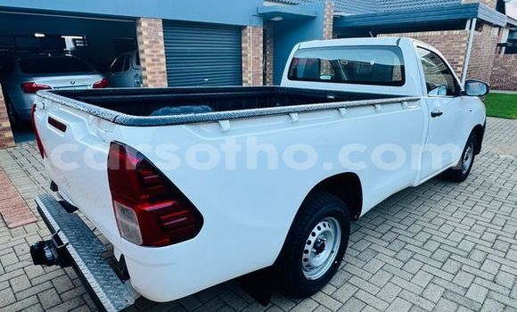 Sayi Na hannu Toyota Hilux White Mota in Butha–Buthe a Thaba-Tseka Sayi Na hannu Toyota Hilux White Mota in Butha–Buthe a Thaba-Tseka