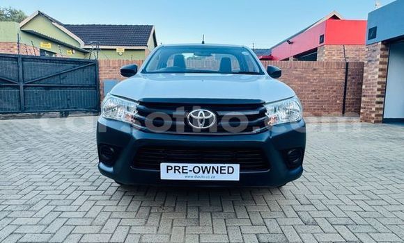 Sayi Na hannu Toyota Hilux White Mota in Butha–Buthe a Thaba-Tseka Sayi Na hannu Toyota Hilux White Mota in Butha–Buthe a Thaba-Tseka