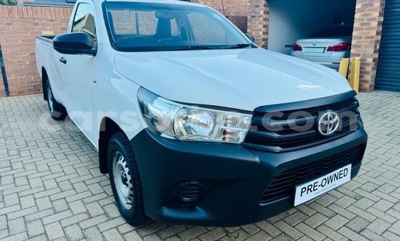 Sayi Na hannu Toyota Hilux White Mota in Butha–Buthe a Thaba-Tseka Sayi Na hannu Toyota Hilux White Mota in Butha–Buthe a Thaba-Tseka