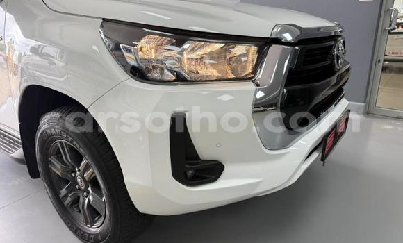 Sayi Na hannu Toyota Hilux White Mota in Butha Buthe a Butha-Buthe