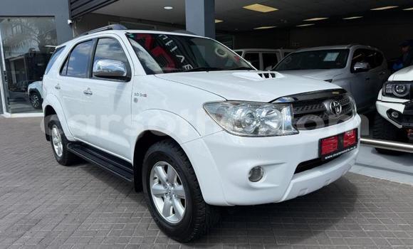 Sayi Na hannu Toyota Fortuner White Mota in Hlotse a Leribe Sayi Na hannu Toyota Fortuner White Mota in Hlotse a Leribe