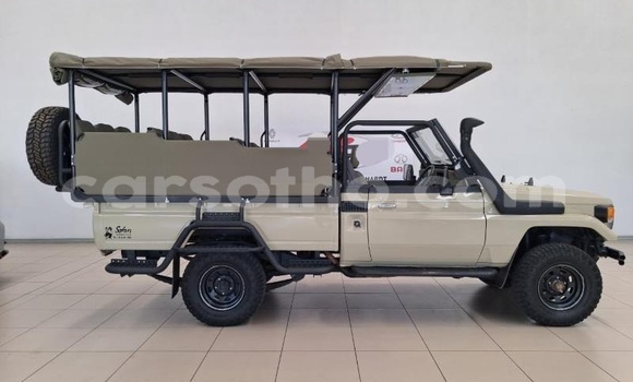 Buy Used Toyota Land Cruiser Beige Car in Quthing in Butha-Buthe Buy Used Toyota Land Cruiser Beige Car in Quthing in Butha-Buthe