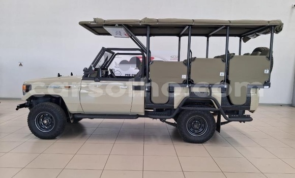 Buy Used Toyota Land Cruiser Beige Car in Quthing in Butha-Buthe Buy Used Toyota Land Cruiser Beige Car in Quthing in Butha-Buthe
