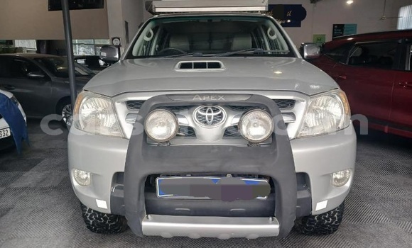 Buy Used Toyota Hilux White Car in Qacha's Nek in Quthing