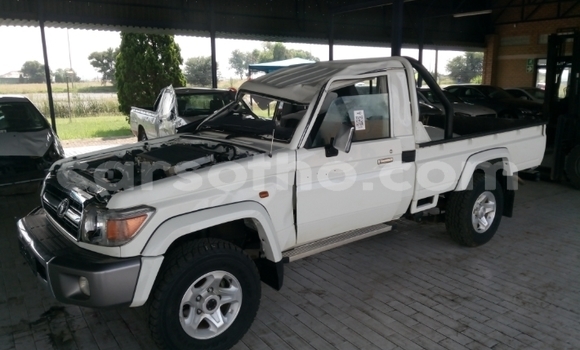 Buy Used Toyota Land Cruiser White Car in Mafeteng in Mafeteng