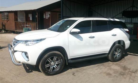 Buy Used Toyota Fortuner White Car in Hlotse in Leribe Buy Used Toyota Fortuner White Car in Hlotse in Leribe