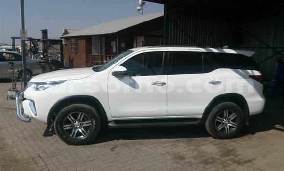 Buy Used Toyota Fortuner White Car in Hlotse in Leribe Buy Used Toyota Fortuner White Car in Hlotse in Leribe