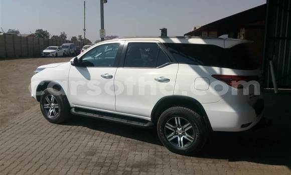 Buy Used Toyota Fortuner White Car in Hlotse in Leribe Buy Used Toyota Fortuner White Car in Hlotse in Leribe