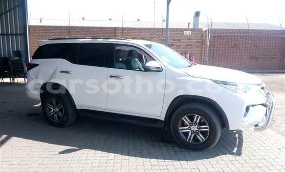 Buy Used Toyota Fortuner White Car in Hlotse in Leribe Buy Used Toyota Fortuner White Car in Hlotse in Leribe