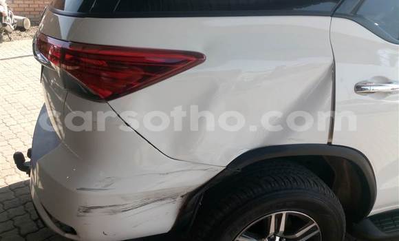 Buy Used Toyota Fortuner White Car in Hlotse in Leribe Buy Used Toyota Fortuner White Car in Hlotse in Leribe