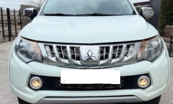Sayi Na hannu Mitsubishi L200 White Mota in Maputsoe a Leribe