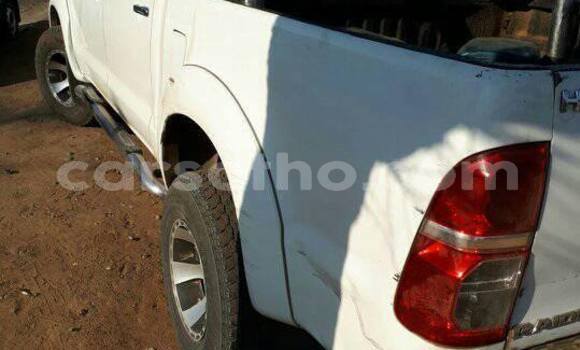 Sayi Na hannu Toyota Hilux White Mota in Maseru a Maseru Sayi Na hannu Toyota Hilux White Mota in Maseru a Maseru