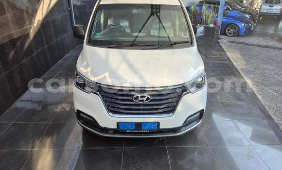 Buy Used Hyundai H1 White Car in Maseru in Maseru