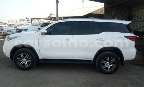 Sayi Na hannu Toyota Fortuner White Mota in Maseru a Maseru Sayi Na hannu Toyota Fortuner White Mota in Maseru a Maseru