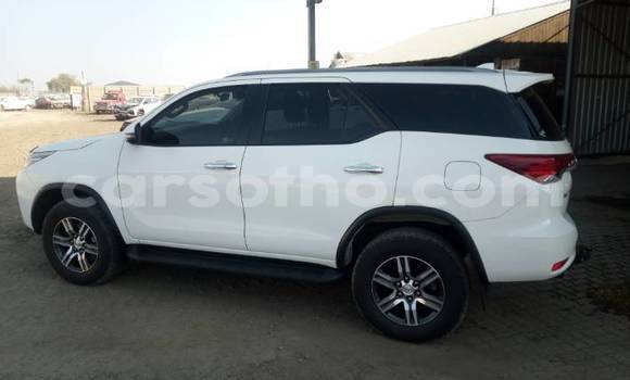 Sayi Na hannu Toyota Fortuner White Mota in Maseru a Maseru Sayi Na hannu Toyota Fortuner White Mota in Maseru a Maseru