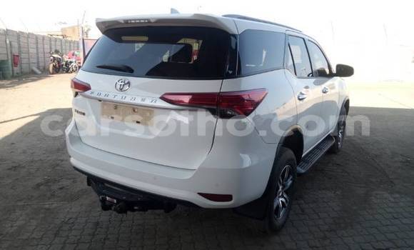 Sayi Na hannu Toyota Fortuner White Mota in Maseru a Maseru Sayi Na hannu Toyota Fortuner White Mota in Maseru a Maseru